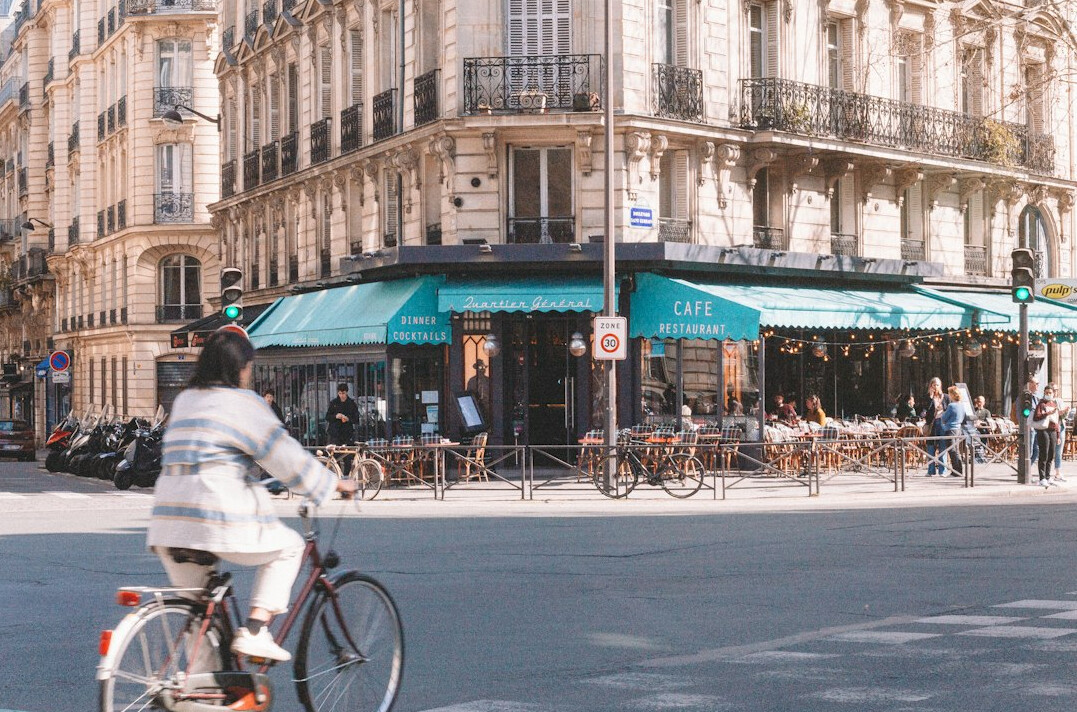 hollywood actor in paris cafe